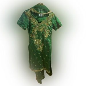 Very posh and expensive classy wear lightweight but a very heavy look!